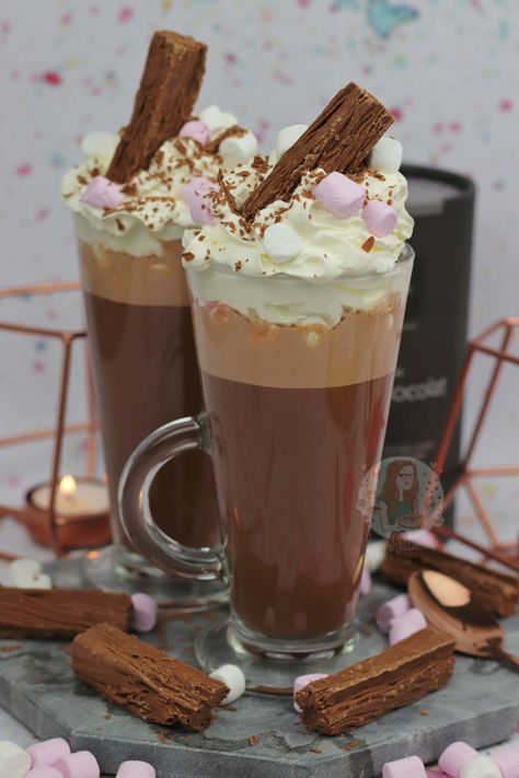 Hot Chocolate 'The Works'! Chocolate Caliente Aesthetic, Fancy Hot Chocolate, Winter Sweets, Best Hot Chocolate, Janes Patisserie, Delicious Hot Chocolate, Hot Chocolate Drinks, Hot Chocolate Marshmallows, Christmas Hot Chocolate