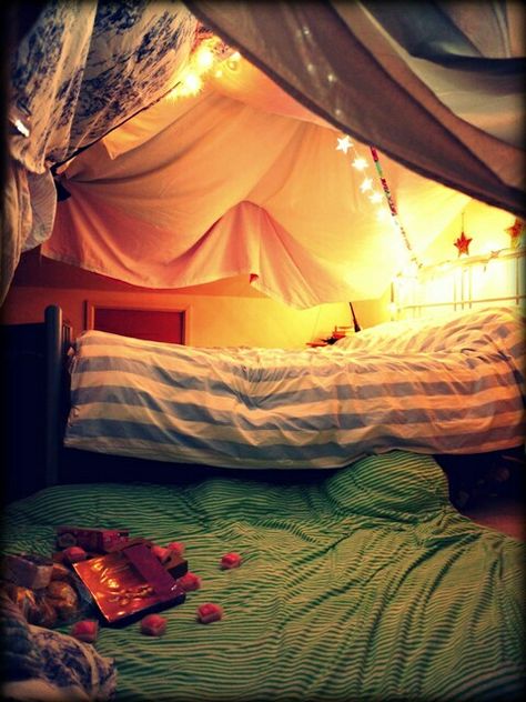 A perfect date for all couples! Build a fort out of sheets and cushions before setting up some fairy lights. Dont forget to bring your favourite munch Cool Forts, Blanket Fort, Build A Fort, Pillow Fort, Dream Rooms, Cool Rooms, Dream Bedroom, A Blanket, My New Room