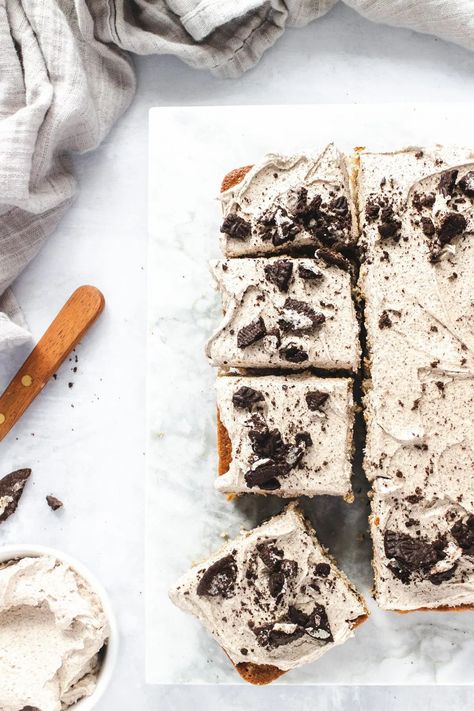 Here's one for the cookies and cream lovers! This moist and fluffy Oreo tray bake cake with a creamy, crushed Oreo buttercream frosting is utterly delicious and super easy to make. With chunks of Oreo cookies in the cake, it makes the perfect sheet cake for birthdays and celebrations, all year round. Aero Cheesecake, Tray Bake Cakes, Oreo Buttercream Frosting, Oreo Frosting, Crushed Oreo, Oreo Buttercream, Peppermint Cheesecake, Oreo Flavors, Tray Bake