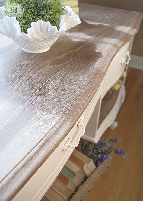 Annie Sloan White Waxed Dresser Top Wax Over Chalk Paint, Muebles Shabby Chic, Easy Diy Ideas, Loft Stairs, Dresser Top, Furniture Rehab, Diy Sofa, Tables Diy, White Wax