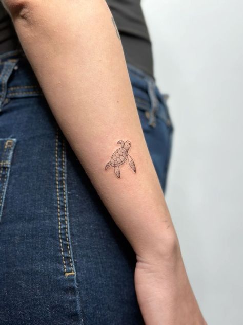 Cute Small Turtle Tattoo, Sea Turtle Tattoo Fineline, Fine Line Tattoo Turtle, Turtle Tattoo Wrist, Turtle Tattoo On Ankle, Small Tattoos Turtle, Fineline Tattoo Ideas Meaningful, Fineline Turtle Tattoo, Turtle Tattoo Fine Line