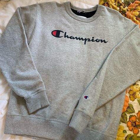 Champion Crewneck Sweatshirt - Women’s M Champion Crewneck Outfit, Grey Champion Sweatshirt, Champion Cropped Hoodie, Colour Gray, Champion Pullover, Crewneck Sweatshirt Women, Champion Crewneck, Champion Sweatshirt, Gray Sweater