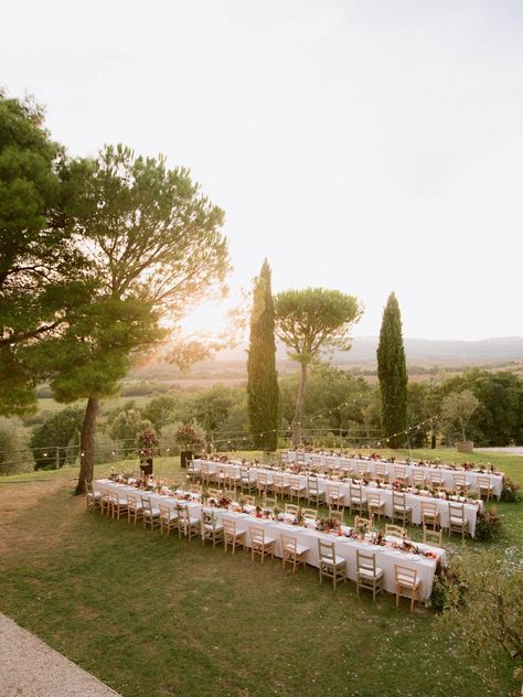 Garden Wedding Dinner, Dinner In Italy, Night Wedding Photography, Tuscan Vineyard, Destination Wedding Italy, Romantic Candlelight, Colorful Sunset, Tuscan Wedding, Country Chic Wedding