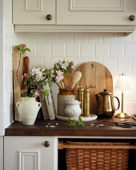 Hanna - Our HEBE Home | Kitchen corners made better by apple blossom 🌸 always grateful for the branches overhanging from our neighbours garden! #modernrustic… | Instagram Light Academia Kitchen Aesthetic, Light Academia Aesthetic Kitchen, Cosy Kitchen Aesthetic, Cosy Kitchen Ideas, Kitchen Corner Decor, Aesthetic Kitchen Cottagecore, Light Academia Home, Kitchen Remodel Cottage Core, Cottagecore Kitchen Rental