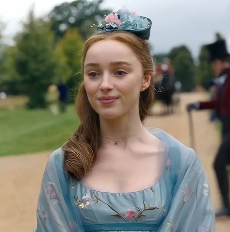 Phoebe Dynevor Bridgerton, 1800 Aesthetic, Bridgerton Daphne, Bridgerton Family, Debut Gowns, Daphne Costume, Daphne Bridgerton, Female Faceclaims, Phoebe Dynevor