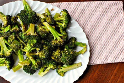 marinated and roasted broccoli Broccoli With Oyster Sauce, Lemon Broccoli, Toasted Pine Nuts, Fresh Broccoli, Garlic Recipes, Roasted Broccoli, Broccoli Recipes, Oyster Sauce, Vegetable Sides