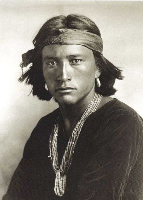 Navajo man in 1904.Hope You All Enjoy Seeing More Men and Woman From 5 Native American Tribes Over 100 Years Ago Compared to Today Native American Images, Native American Men, American Photo, Native American Pictures, Wilde Westen, Native American Photos, Native American Peoples, Native American Heritage, Native American Tribes