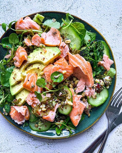 Han on Instagram: “HOT SMOKED SALMON, GREENS & GRAINS SALAD Salads don’t just have to be for summer ! - put together your favourite greens, grains and any…” Hot Smoked Salmon, Smoked Salmon Salad, Sliced Cucumber, Pea Shoots, Tenderstem Broccoli, Smoked Salmon Recipes, Grain Salad, Salmon Avocado, Healthy Salmon