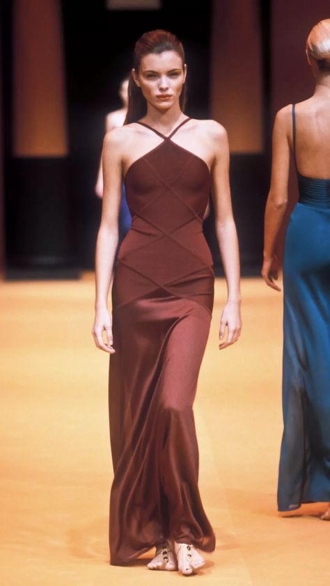 Brown Dress Runway, Tyra Banks Style, Pink Runway Dress, Brown Runway, Carolina Herrera Runway, 90s Summer Dress, Tall Models, 90s Runway Fashion, Vintage Runway