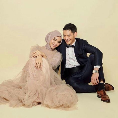 Pre Wedding Photoshoot Props, Muslimah Wedding Dress, Muslimah Wedding, Pre Wedding Photoshoot Outfit, Wedding Photo Studio, Foto Wedding, Wedding Photoshoot Props, Pre Wedding Photoshoot Outdoor, Trending Topic