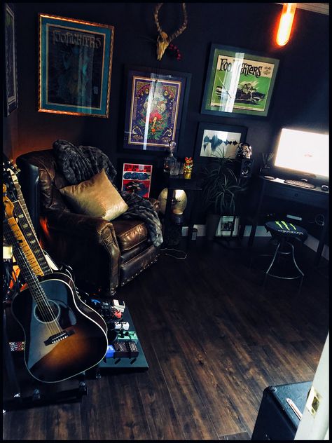 Guitar Living Room, Guitar Room Aesthetic, Guitar Room Ideas, Room Aesthetic Grunge, Guitar Room Decor, 80s Guitar, Room Aesthetic Vintage, Bedroom Music Studio, Room Aesthetic Dark