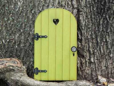 Diy Fairy Door, Fairy Doors On Trees, Fairy Garden Doors, Gnome Door, Fairy Furniture, Fairy Tree, Elf House, Diy Fairy, Garden Girls