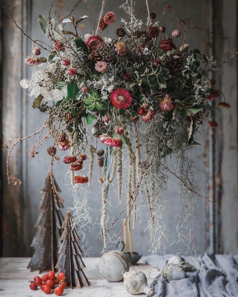 Hanging Flower Arrangements, Artificial Arrangements, Hanging Centerpiece, Christmas Chandelier, Straw Flowers, Flowers Hanging, Christmas Flower Arrangements, Decor Studio, Flower Installation