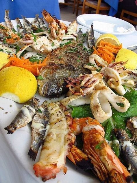 Greek Seafood, Greece Food, Stew Chicken Recipe, Seafood Platter, Shellfish Recipes, Fish Plate, Mediterranean Cuisine, Seafood Dinner, Food Platters