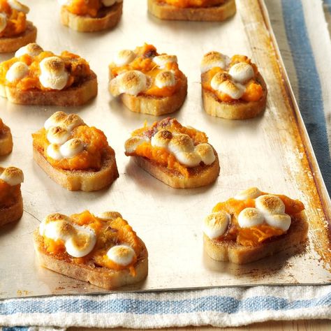 Sweet Potato Crostini Holiday Snacks Appetizers, Sweet Potato Crostini, Luncheon Recipes, Sweet Potato Side Dish, Sweet Potato Sides, Thanksgiving Appetizers Easy, Thanksgiving Appetizer Recipes, Crostini Recipes, Best Thanksgiving Recipes