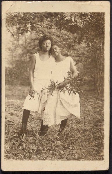 Indian Photos, Vintage Lesbian, Vintage Couple, Woman Loving Woman, Vintage Couples, Lesbian Art, Queer Art, Vintage Photo, Vintage Love