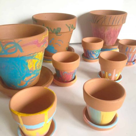 There are so many ways to make decorated terracotta pots. This kids craft is so much fun! Perfect as a homemade Mother's Day gift or birthday present. Room Basic, Paint Terracotta, Decorating Terra Cotta Pots, Kids Painting Crafts, Terra Cotta Pots, Homemade Mothers Day Gifts, Painted Terra Cotta Pots, Terracotta Pot, Personalized Mother's Day Gifts