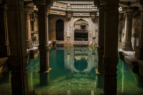 Pubs In London, Piscina Interior, Indoor Swimming Pool, Slytherin Aesthetic, Indoor Swimming, Old Building, Beautiful Architecture, Pretty Places, Abandoned Places