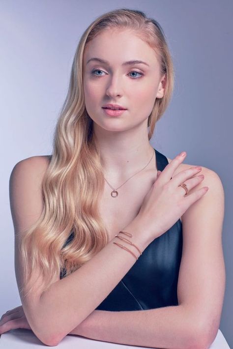 Sophie Turner - YOUNG Evelyn Barton-Forbes Sophie Turner Photoshoot, Sophia Turner, Ino Yamanaka, Sansa Stark, Sophie Turner, Hollywood Celebrities, Coffee Break, Simply Beautiful, Celebrities Female