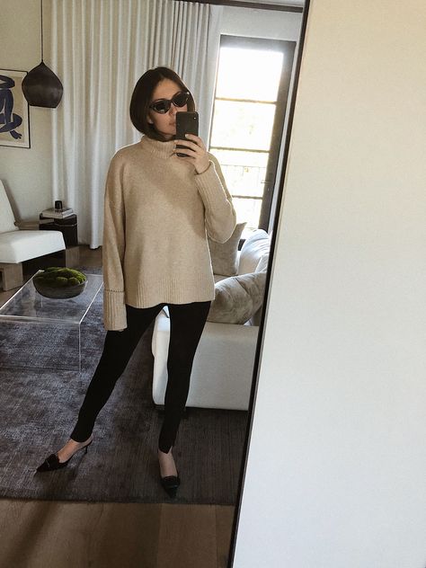 Manolo Blahnik Outfit, Manolo Blahnik Mules, Mules Outfit, Pumps Outfit, Faux Bob, Le Specs Sunglasses, Formal Pumps, Preggo Fashion, Leggings Outfit