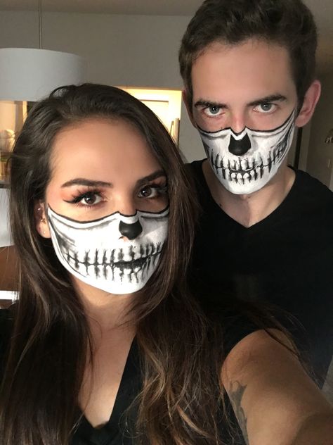 Half skull Halloween makeup Couples Makeup, Skull Halloween Makeup, Halloweenský Makeup, Halloween Parejas, Half Skull, Halloween Makeup Diy, Halloween Makeup Pretty, Cool Halloween Makeup, Halloween Eye Makeup