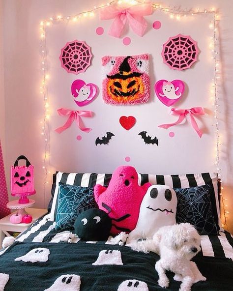 Pastel Halloween Bedroom, Pink Halloween Bedroom, Pink Halloween Room Aesthetic, Pink Halloween House Decor, Purple Halloween Bedroom, Diy Halloween Room, Pink Halloween Room Decor, Pink Halloween Aesthetic Decor, Halloween Room Decor Ideas