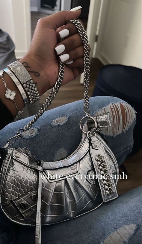 Cute Purses Black Women, Aesthetic Purse Pictures, Cute Purses Aesthetic, Luxury Bags Collection, Purse Essentials, Rich Girl Lifestyle, Handbag Essentials, Girly Bags, Luxury Purses