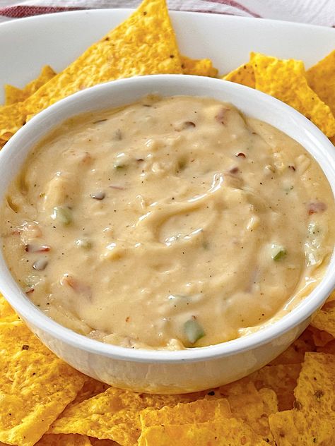 Indulge in the irresistible flavors of Chipotle's famous Queso Blanco with this easy and delicious copycat recipe! This creamy, cheesy dip is made with a blend of white American cheese, Monterey Jack cheese, diced tomatoes, green chilies, and a medley of aromatic spices. It's the perfect appetizer for any gathering or a tasty topping for your favorite Mexican dishes. Queso Blanco Recipe, Chipotle Queso, White American Cheese, Cheese Dip Mexican, White Queso Dip, Team Dinner, Cheesy Dip, Easy Skillet, Queso Cheese