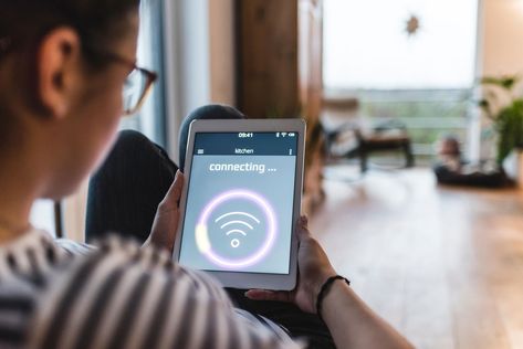 These days a fast internet connection is a necessity, not a luxury. Use these five simple tips to maximize your home internet connection and watch your productivity soar. Router Wifi, Wifi Booster, Digital Network, Wifi Signal, Fast Internet, Home Internet, Online Photography, Photography Classes, Internet Connection