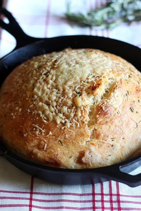 The 15 Best Bread Recipes You Can Bake in Your Cast Iron Skillet Cast Iron Bread, Cast Iron Skillet Cooking, Skillet Bread, Handle The Heat, A Loaf Of Bread, Iron Skillet Recipes, Artisan Bread Recipes, Dutch Oven Cooking, Cast Iron Skillet Recipes