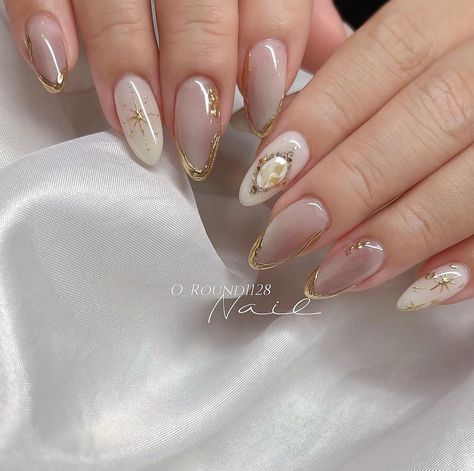 White Nails With Gold, Almond Nail Art, Art Deco Nails, Graduation Nails, May Nails, Asian Nails, Nails Trends, Subtle Nails, Wedding Nail