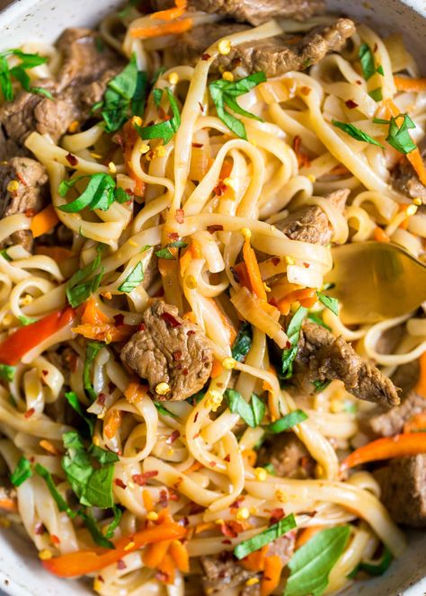 Thai Beef Drunken Noodles - Wholesomelicious Beef Drunken Noodles, Thai Drunken Noodles, Thai Basil Beef, Carrot Pasta, Thai Beef, Drunken Noodles, Paleo Lunch, Beef And Rice, Sesame Chicken