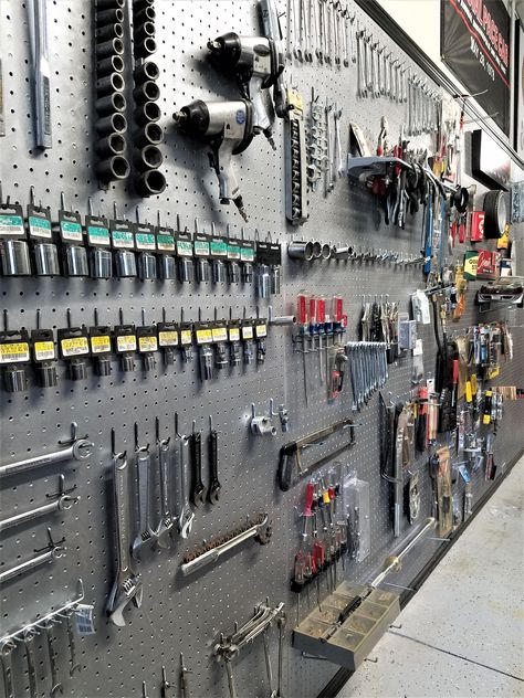 Pegboard Tools Layout, Pegboard In Garage, Workshop Pegboard Organization, Metal Pegboard Ideas, Garage Pegboard Organization Ideas, Garage Pegboard Ideas, Garage Pegboard Organization, Pegboard Hacks, Peg Board Ideas