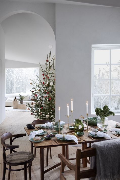 Scandinavian Christmas Trees, Scandi Christmas, Christmas Interiors, Festive Tables, Scandinavian Christmas, Scandinavian Home, Holiday Home Decor, Christmas Aesthetic, Christmas Inspiration