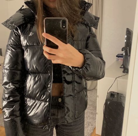 Shiny Puffer Jacket Outfit, Shiny Puffer Jacket, Puffer Jacket Outfit, Shiny Jacket, Stockholm Fashion, Winter Fits, Outfit Inspo Fall, Fitness Inspo, Jacket Outfits