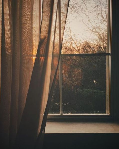 Image shared by 𝐮𝐫𝐬𝐚 𝐦𝐚𝐣𝐨𝐫. Find images and videos about tumblr, vintage and nature on We Heart It - the app to get lost in what you love. Indrid Cold, Affinity Photo, Cozy Aesthetic, Trik Fotografi, Open Window, New Town, Through The Window, Brown Aesthetic, Autumn Aesthetic