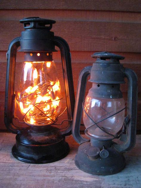 Decorating With Lanterns For Rustic Warmth - Rustic Crafts & Chic Decor Ferry Lights, Purple Lantern, Railroad Lanterns, Old Lanterns, Diy String Lights, Battery Candles, Lantern Ideas, Deco Nature, Christmas Lighting