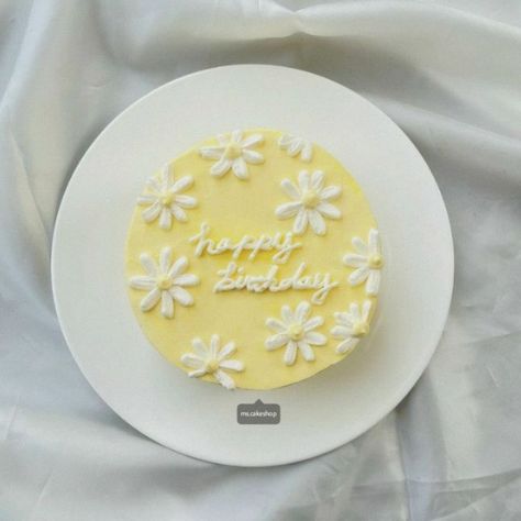 Yellow Cake Design Simple, Yellow Aesthetic Cute, Korean Style Cake, Soft Yellow Aesthetic, Aesthetic Pastel Yellow, Pastel Yellow Aesthetic, Aesthetic Lemon, 14th Birthday Cakes, Yellow Aesthetic Pastel