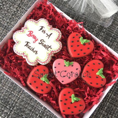 Teacher Appreciation: For a Berry Sweet Teacher Cookie Set. Plaque with Strawberry Hearts. Decorated Sugar Cookie, Valentine Cookies Decorated, School Cookies, Sunflower Designs, Valentine Sugar Cookies, Sugar Cookie Royal Icing, Strawberry Hearts, Cookie Business, Valentine Desserts