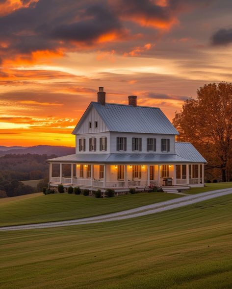 North Carolina Dream Home, Small Old Farmhouse, Old School Farmhouse, Massachusetts Farmhouse, Farmhouse Build, House With Land, Pretty Houses, Dream Farmhouse, Dream Farm