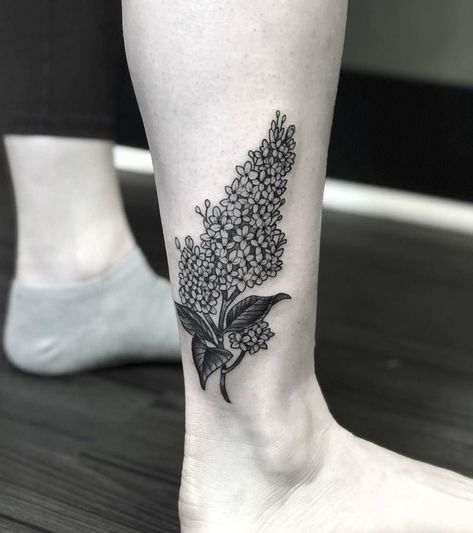 Top 20 Lilac Tattoo Ideas and Their Symbolisms Black Lilac Tattoo, Small Lilac Tattoo Black And White, Lilac Tattoo Outline, Lilac Plant Tattoo, Lilac Flower Tattoo Black And White, Lilac Tattoo, Water Lily Tattoos, Flower Tattoo On Side, Purple Tattoos