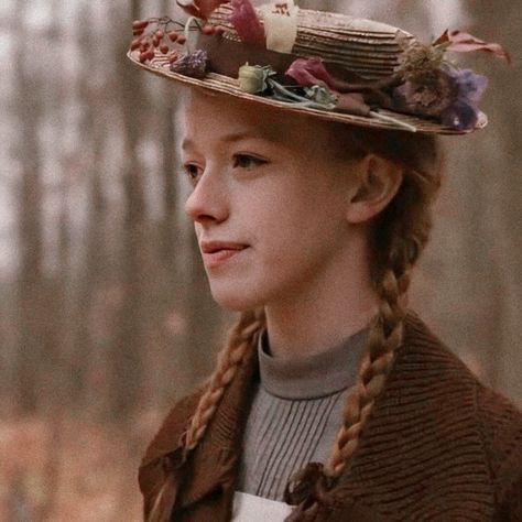 Anne Sherly, Amybeth Mcnulty, Pretty Costume, Anne White, Anne With An E, Anne Shirley, Book Tv, Vintage Poster Art, Anne Of Green Gables