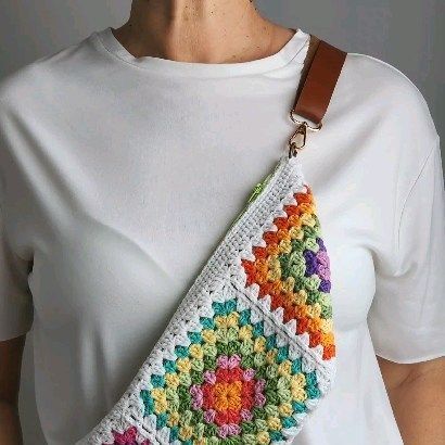 Handmade Crochet Bags by Alev on Instagram: "Bohemian Granny Square Crochet Bum Bag - Versatile Festival , Fanny Bag and Everyday Accessory🛍 Introducing a bohemian-style bum bag with a grannysquare design, hand-crocheted using cotton yarn. This versatile bag is perfect for festivals or adding a boho chic touch to your everyday look. It fits a standard wallet and phone and features a lined and zipped chest bag to keep your small things secure. The vibrant patchwork design is made from cotton yar Crochet Bum Bag, Crochet Fanny Pack, Clothes Embroidery Diy, Makramee Diy, Handmade Crochet Bags, Granny Square Bag, Fanny Bag, Crochet Bags Purses, Square Crochet