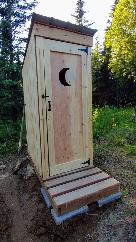 Out Houses Toilet Plans, Outhouse Door Ideas, Diy Out House, Diy Outhouse Plans, Simple Outhouse Plans, Outhouse Bathroom Ideas, Simple Outhouse, Outhouse Diy, Cute Outhouse