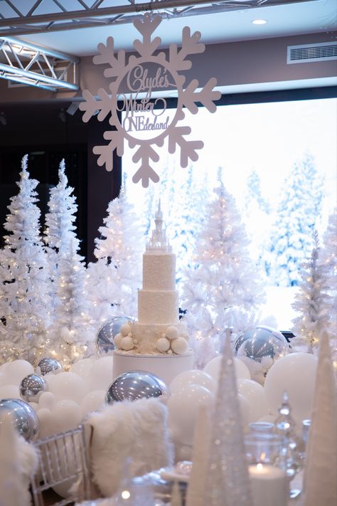 Winter Wonderland Party Entrance, All White Winter Wonderland Party, White And Gold Winter Wonderland Party, Winter White Birthday Party Ideas, Winter Wonderland Balloon Backdrop, Snow Centerpieces, Winter Wonderland Birthday Theme, Winterland Birthday Party, Winter Wonderland Balloons