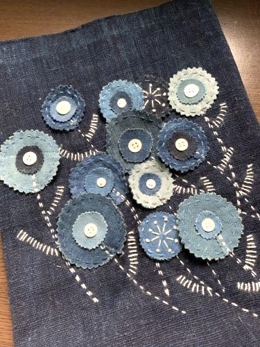 Återvinna Jeans, Denim Crafts Diy, Denim Embroidery, Textile Art Embroidery, Blue Jeans Crafts, Sashiko Embroidery, Denim Projects, Denim Quilt, Pola Sulam