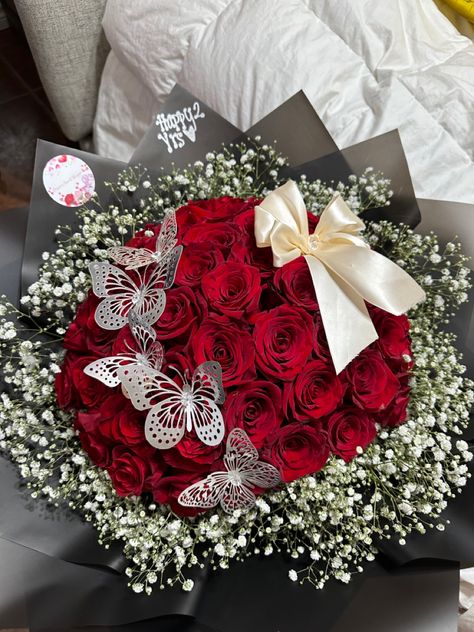 Red Roses And Baby Breath Bouquet, Red Roses With Baby Breath, Roses With Baby Breath, Red Rose Arrangements, Black And Red Roses, White Rose Bouquet, Flower Shadow, Breath Flowers, Glam Aesthetic