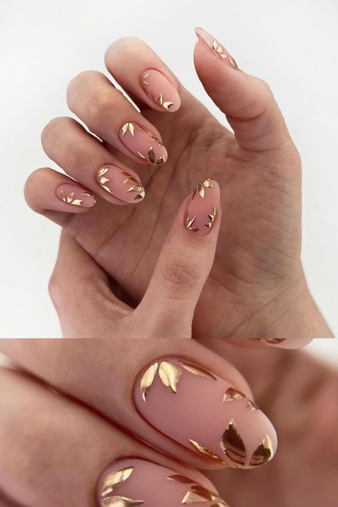 cute classy gold leaf press on nails Fall Nails Cute, Nail Art Fleur, Nails Cute, Subtle Nails, Thanksgiving Nails, Sparkle Nails, Foil Nails, Oval Nails, Elegant Nails