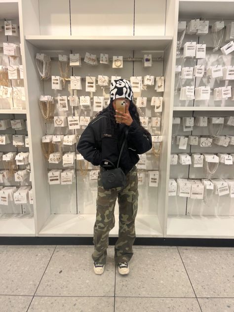 New Culpa Beanie Outfit, Mea Culpa Outfit, Mea Culpa Beanie Outfit, Mini Telfar Bag, Cropped Puffer Jacket Outfit, Puffer Jacket Outfit Winter Style, Cdg Converse Outfit, Mea Culpa Beanie, Culpa Beanie