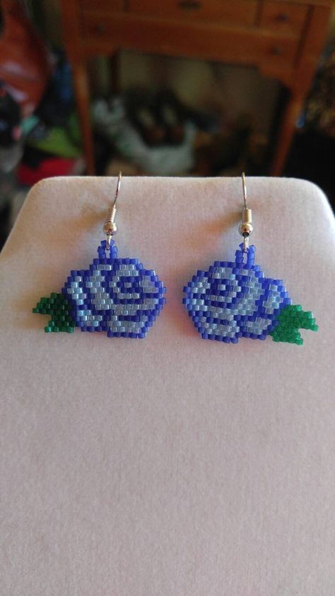 Blue Rose Flower, Anting Manik, Beaded Earrings Native, Beaded Earrings Diy, Beaded Jewlery, Brick Stitch Earrings, Bead Sewing, Native American Style, Bead Weaving Patterns